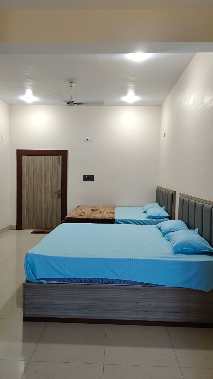 Deluxe Room — twin beds detail